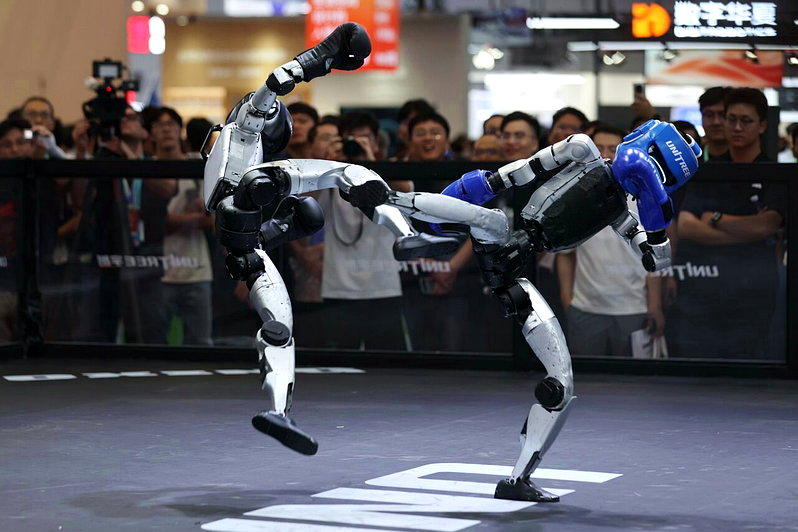 2026世界机器人大会在北京揭幕。图为宇树科技机器人格斗赛上演。(中新社)