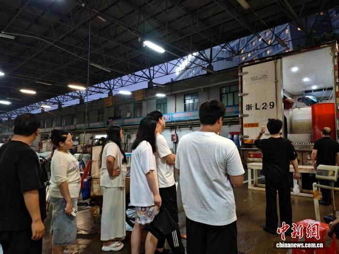 8月15日晚,游客在浙江宁波「拼蟹」现场。(取材自中国新闻网)