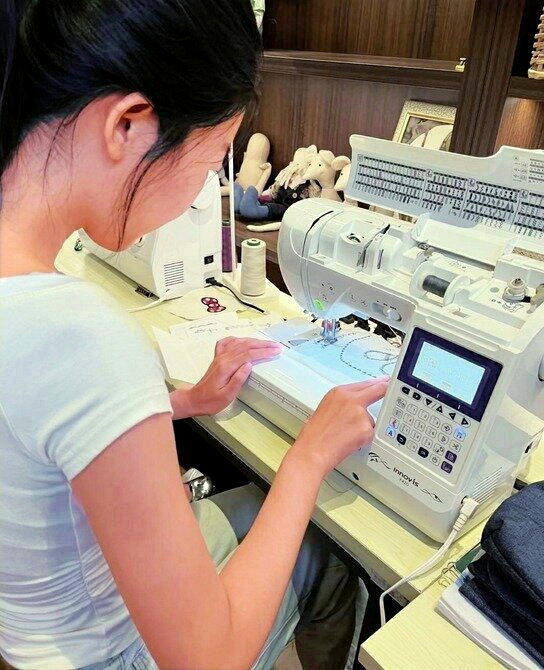 顾客正在使用缝纫机。(取材自封面新闻/舒舒供图)