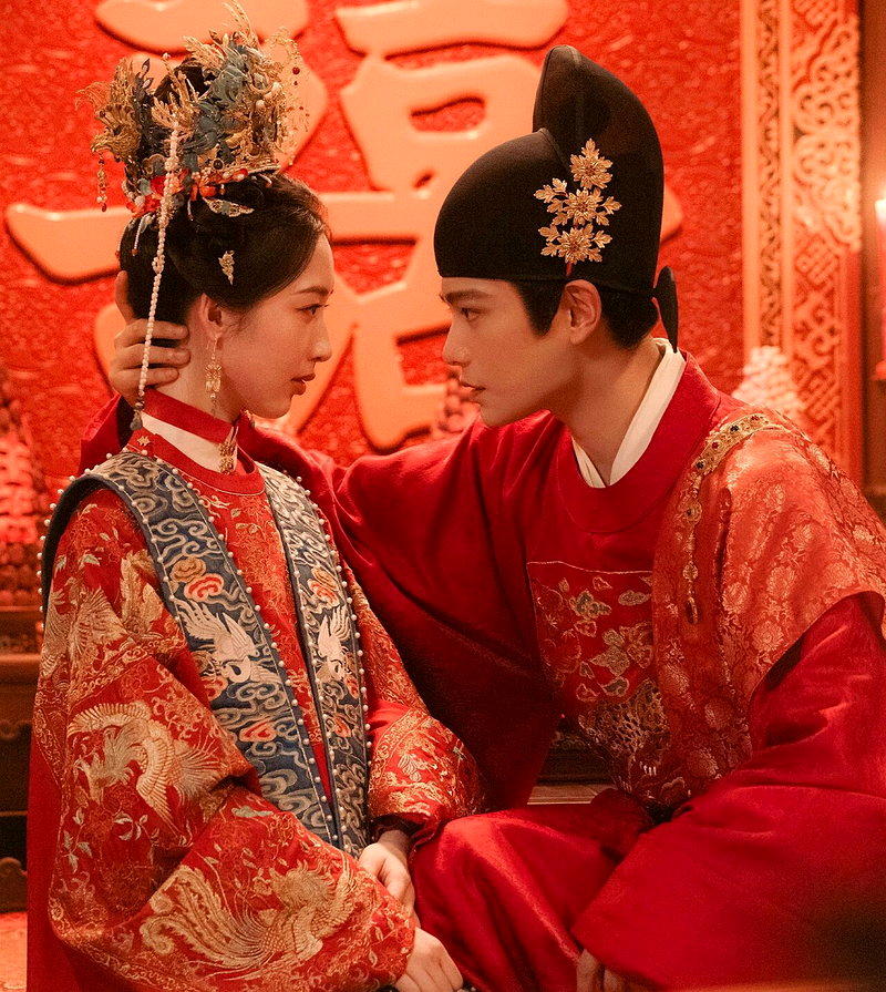 「花开锦绣」近日迎来丁禹兮(右)、邓恩熙大婚高潮。(取材自微博)