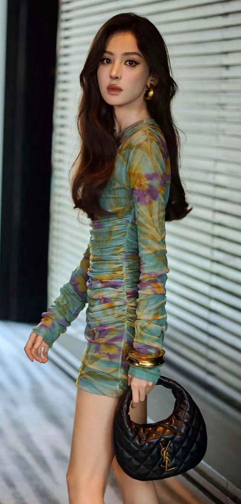古力娜扎的贵气,宛如红毯上的霸气大女主。(取材自微博)