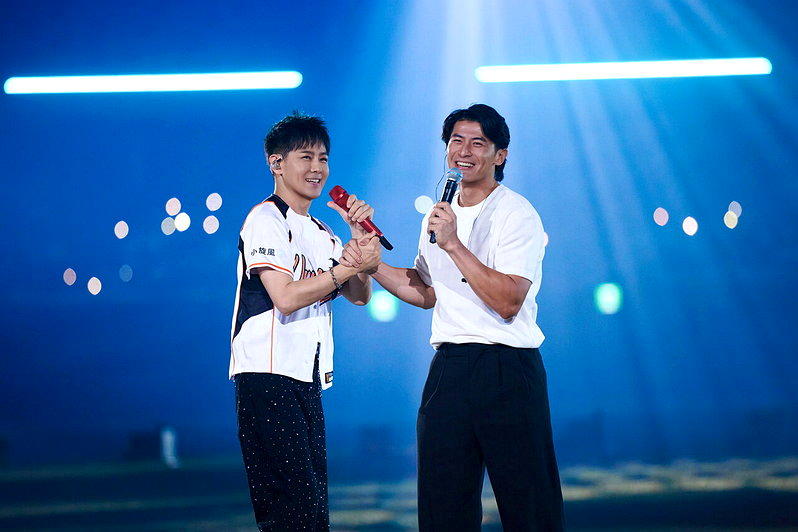 林志颖与统一狮「台湾队长」陈杰宪惊喜合唱「十七岁的雨季」。(图/吉米工作室提供)