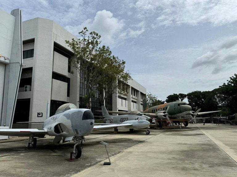 泰国皇家空军博物馆户外展示多架退役军机，吸引军事迷及亲子游客参观。（中央社）