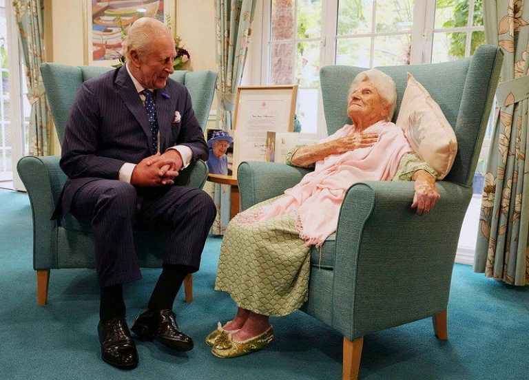 英国国王查理三世（左）和目前全球在世最长寿人瑞、英国妇人卡特汉姆（右）。（美联社...