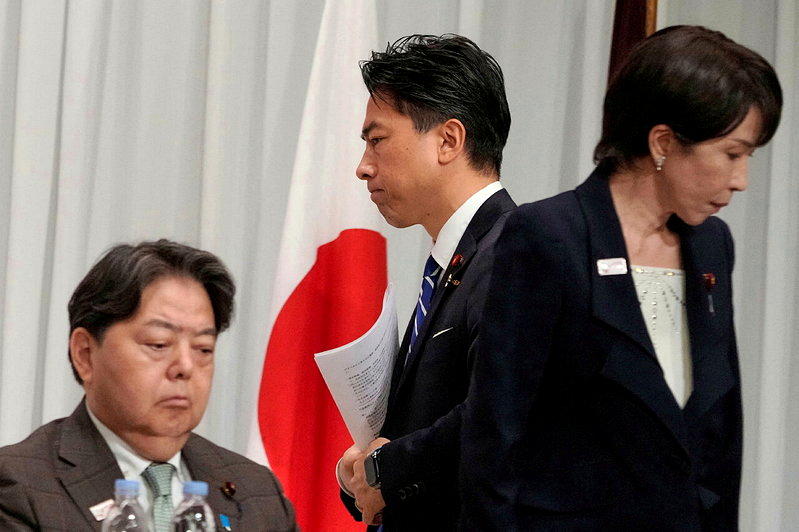兼任自民党总裁的日本首相高市早苗（右）九月很可能改组和调整党政人事，防卫大臣小泉...