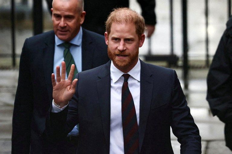 就在传出哈利王子将搬回英国之际，法院判决他先前控告英国媒体的官司败诉，要赔偿高达...