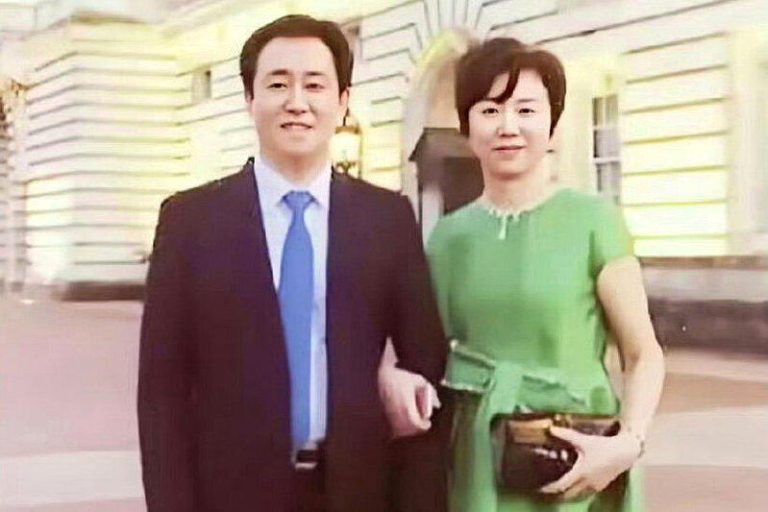 中国恒大董事局主席许家印与丁玉梅合影。（取材自微博）