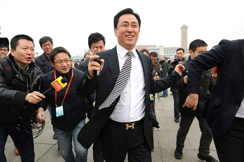 2012年全国两会，当时的恒大主席许家印奔跑避开记者追访，成为他的经典照片，他的...