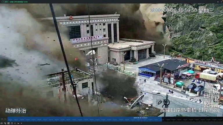 尼泊尔和中国西藏边境地区26日发生严重山洪暴发与土石流，监视器拍到事发时西藏吉隆...