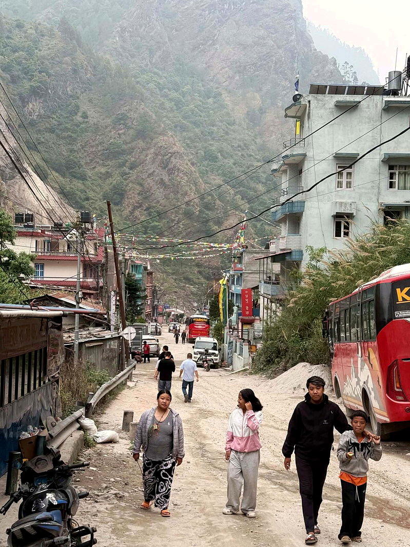 从旅游照片可以看出当地四周环山。(李先生提供)