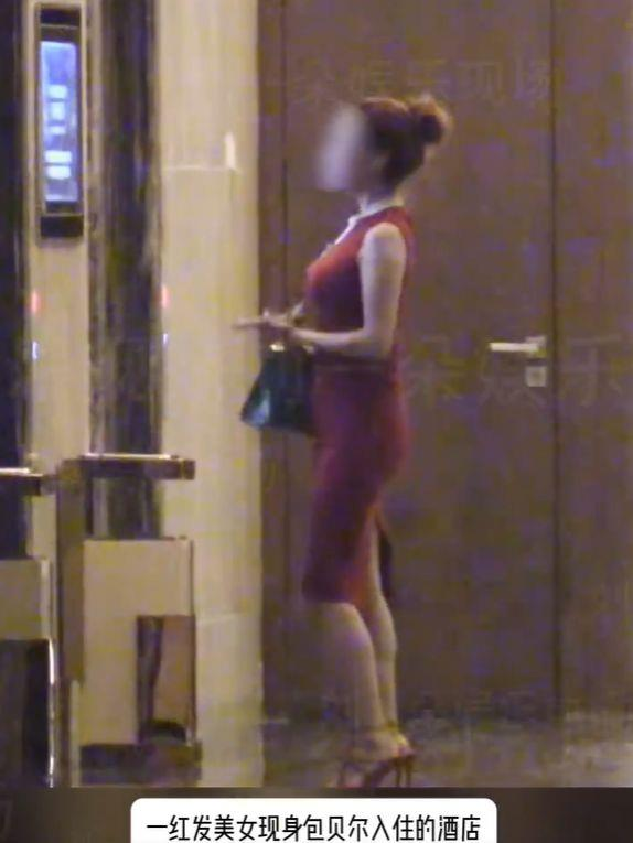 该名红发女子身材火辣。(取材自微博)