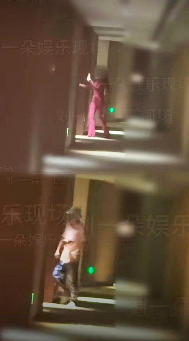 女子和包贝尔先后进入同一间房间。(取材自微博)