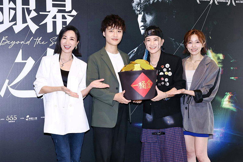 张芸京(右二)与王瞳(右)、潘奕如(左)以谐音「奕瞳京」送上一桶金祝福朱芸编。记...