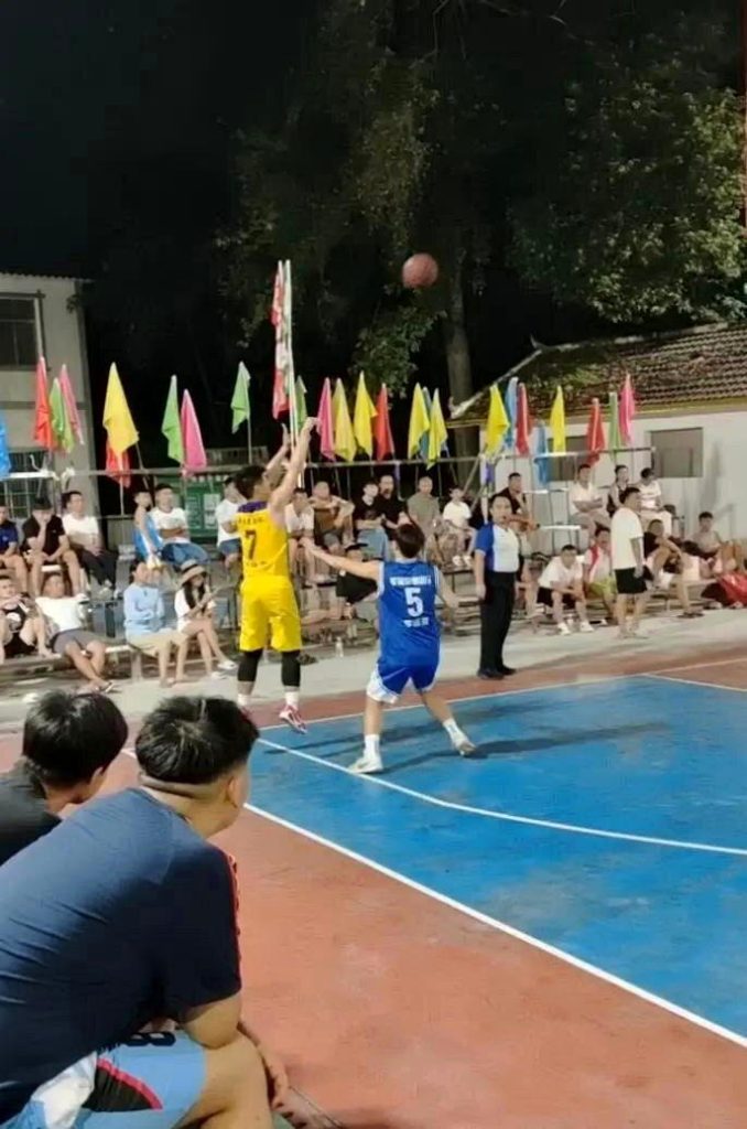22岁贵州青年篮赛场上猝逝 父看直播亲睹噩耗 队友恸焚球衣不再打球 图为陆佳豪此前参加篮球比赛画面。(取材自极目新闻/受访者供图)