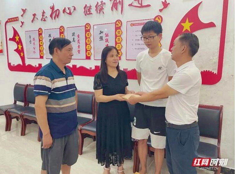 「扶老人遭索赔」事件新进展,店主获2万元慰问金。(取材自红网时刻)