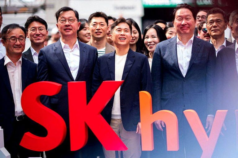 仅差25票 SK海力士工会否决调薪6.3%协议 六成奖金发股票惹议 SK海力士首席执行官郭鲁正上月10日在美国纽约出席公司股票上市当天的那斯达克开盘敲钟...