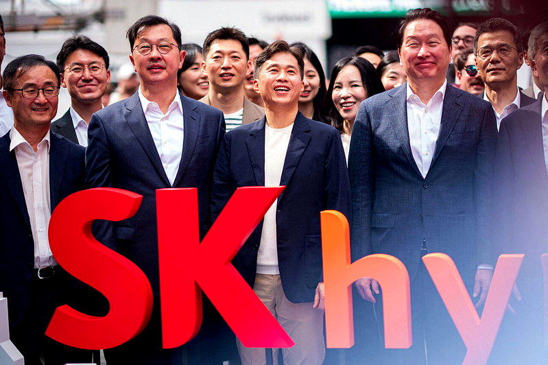 SK海力士首席执行官郭鲁正上月10日在美国纽约出席公司股票上市当天的那斯达克开盘敲钟...