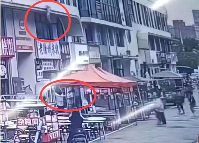 安徽男飞奔接住3楼坠落女童 把娃递出去后 腿止不住发抖 女童自三楼坠落画面。(取材自大风新闻)