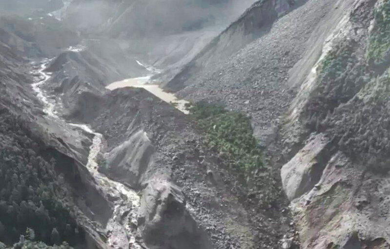 中国救援队27日空拍画面该座堰塞湖。画面显示,大量混浊的褐色积水汇聚在一处盆地,...