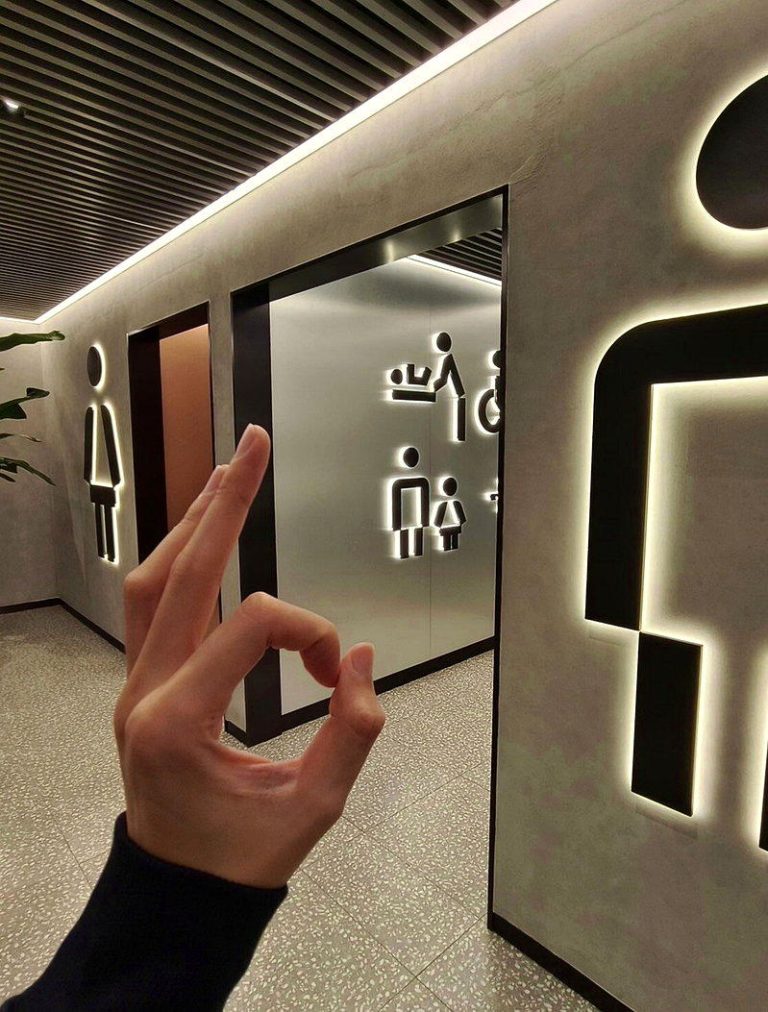 景区厕评师 指点游客一条「方便」路 厕评师推荐的北京一处厕所。(取材自微博)