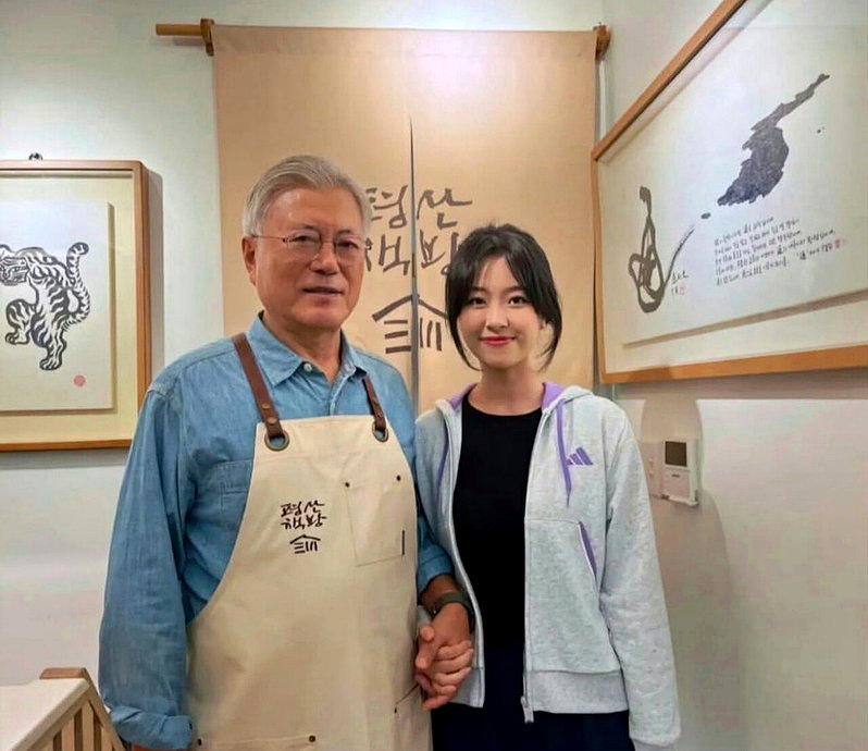 社交网站流传寻找失踪中国籍25岁女子(右)的帖文,旁边为南韩前总统文在寅。(取材...