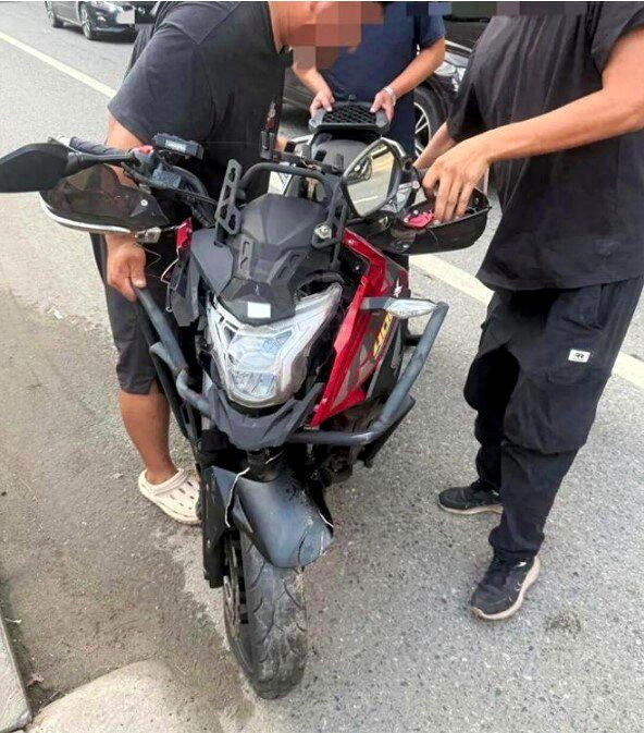 余涛的摩托车在车祸中受损。(取材自极目新闻)
