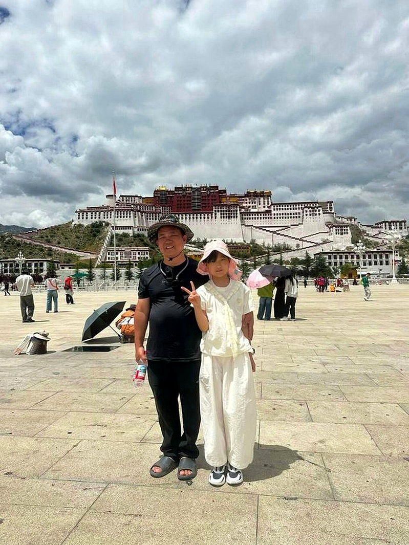 父亲郭俊杰与女儿郭妍在布达拉宫前的合照。(取材自封面新闻)
