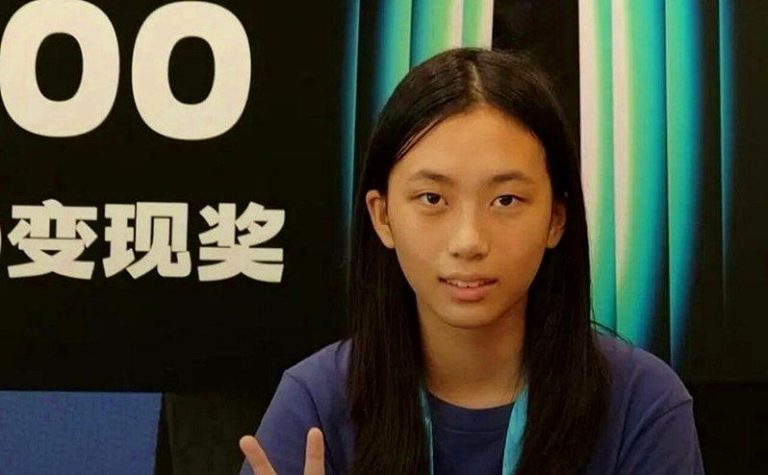 几乎不懂编程 13岁上海女孩用AI创「陪读家长」3天赚1.8万元 来自上海、年仅13岁的初二女孩朱书浛,凭借一款利用AI开发的虚拟陪读应用程序,在...