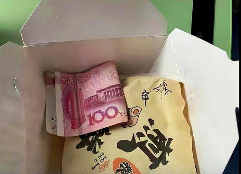 王先生收到订单后，悄悄在餐盒内塞入100元现金。（取材自上游新闻）