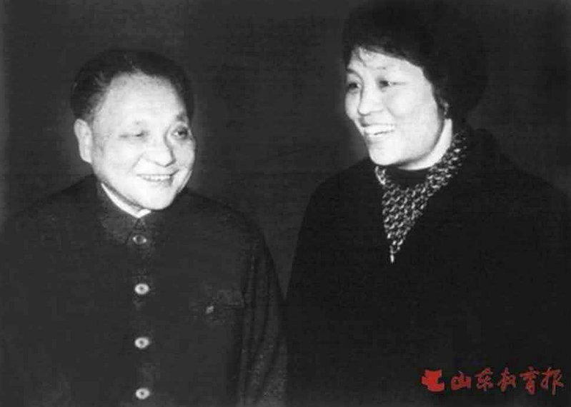 邓小平接见郑凤荣。（新华社）