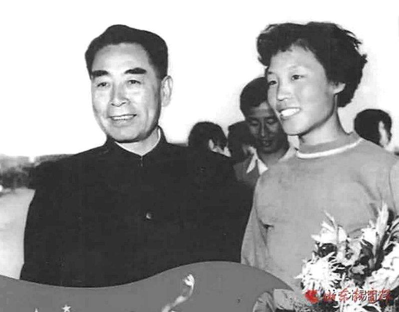 周总理现场观看比赛并为郑凤荣献花。（取材自山东教育报）