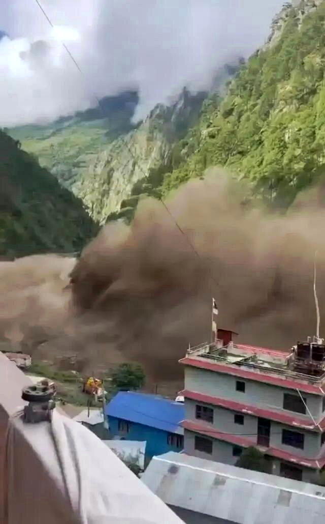 泥石流现场画面。(视频截屏)