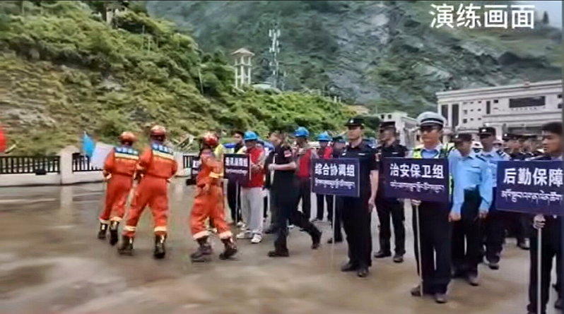 8月5日,吉隆县曾在吉隆口岸海关大楼前空地开展「冰湖溃决地质灾害应急实战演练」,...