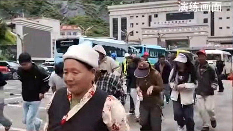 8月5日,吉隆县曾在吉隆口岸海关大楼前空地开展「冰湖溃决地质灾害应急实战演练」,...