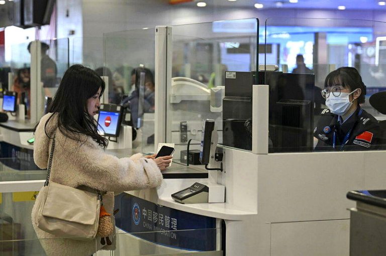 一名游客在上海浦东国际机场办理入境手续。示意图，与新闻内容无关。（新华社）