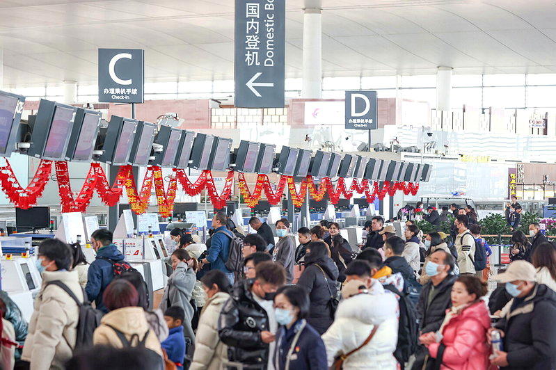 图为旅客在南京禄口国际机场排队等待出境。示意图，与新闻内容无关。（中新社）