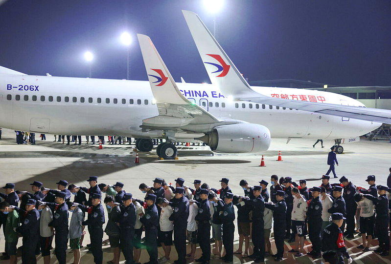 图为2024年在柬埔寨金边国际机场，中国籍涉赌诈违法犯罪嫌疑人被中国公安机关押解...