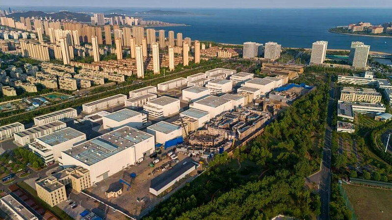 图为东方影都影视产业园全景,「龙餐馆」及其所处小镇的场景在此室外搭建。(新华社)