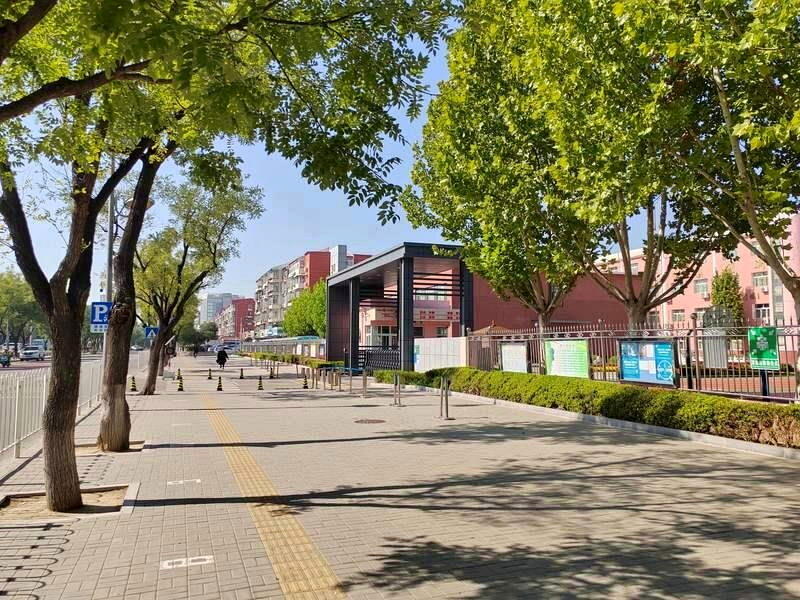 石园小学门口改造前。(取材自新京报/受访者供图)