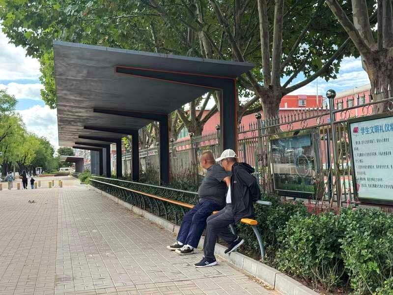长椅看似只有一根杆,其实底座由水泥浇筑,埋在地底下。(取材自新京报)