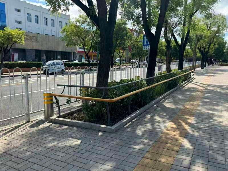 学校门前场地两侧都设置了「一根杆长椅」,方便家长和行人休息。(取材自新京报)