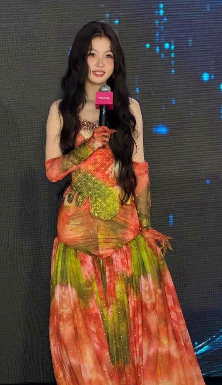 虞书欣2造型美到像要结婚 网问:是要直接走进礼堂吗? 虞书欣穿红橙色拼接露肩礼服,同样展现出极具仪式感的华丽氛围。(取材自微博)