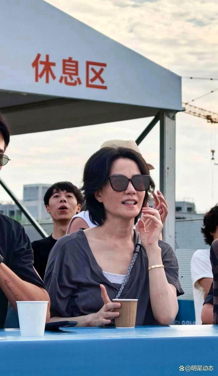 王菲素颜看窦靖童音乐节演出。（取材自微博）