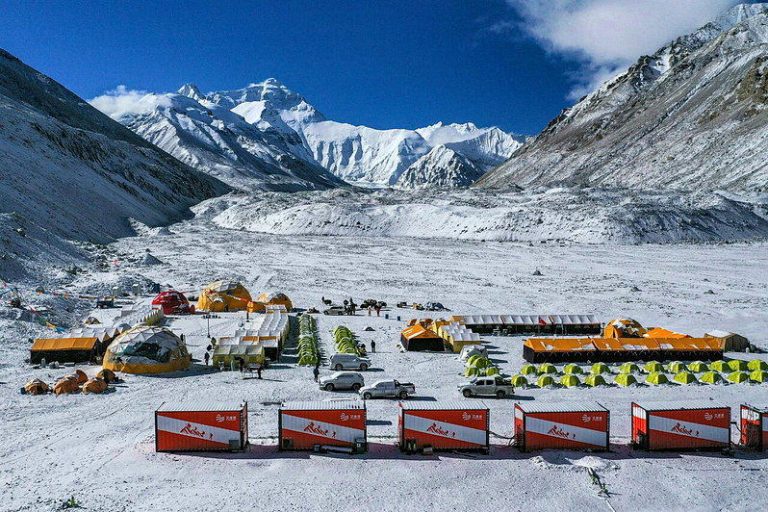 圣母峰冰川加速融化 人尿、照明都是帮凶 中国这一侧的珠穆朗玛峰大本营,可以看到车辆和帐篷。(美联社)