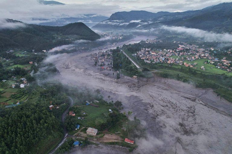 亚洲近10万冰川急速融化中 全球5.6万处恐成水炸弹 1高山区被点名 尼泊尔和中国交界地区26日发生暴洪及土石流,图为灾区翠苏里河沿岸30日的无人机空...
