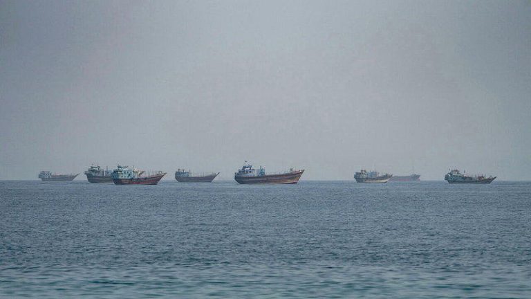 荷莫兹海峡附近的船只。（路透）