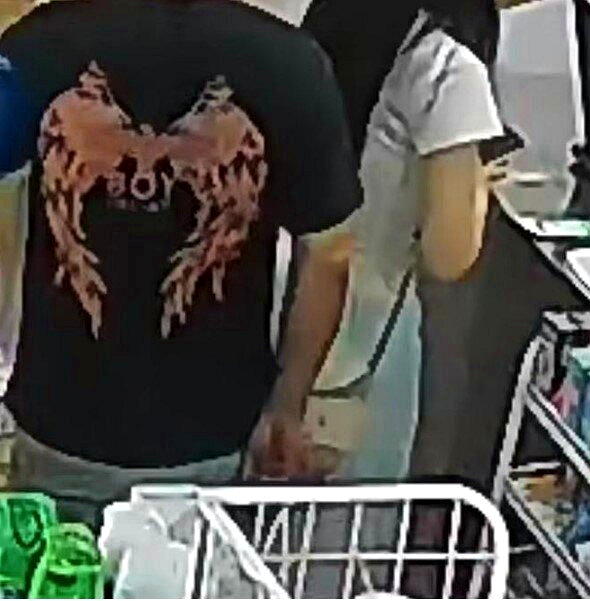 图为浙江一便利店监控视频截屏。(取材自潇湘晨报)