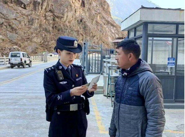 文燕(左)在核对旅客身分信息。(取材自中国移民管理报)