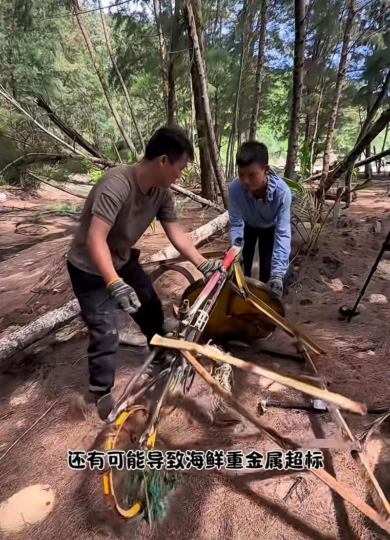 该自行车成为海滩垃圾。（取材自澎湃新闻）