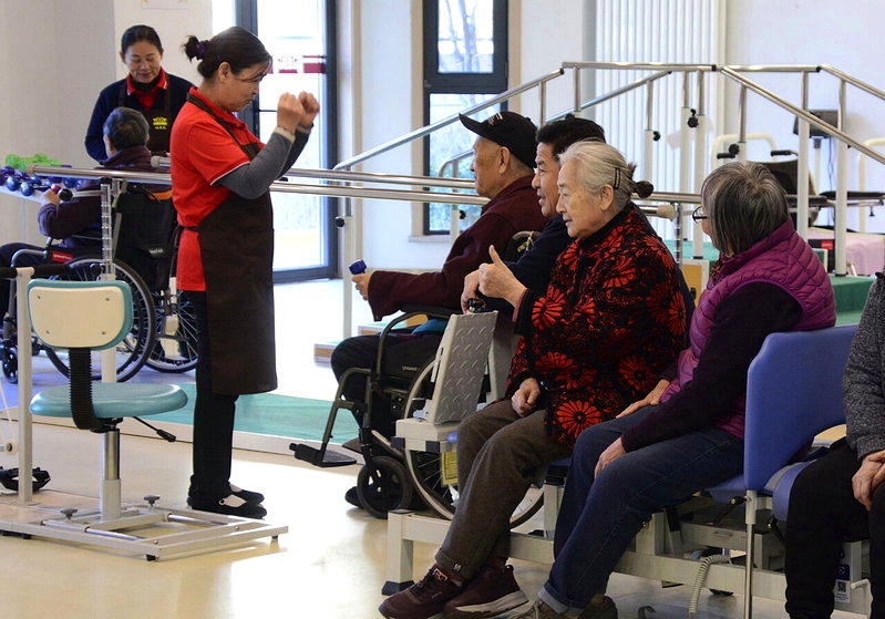 长者在北京朝阳区来广营福寿苑养老照料中心学习健康手指操。 (新华社)